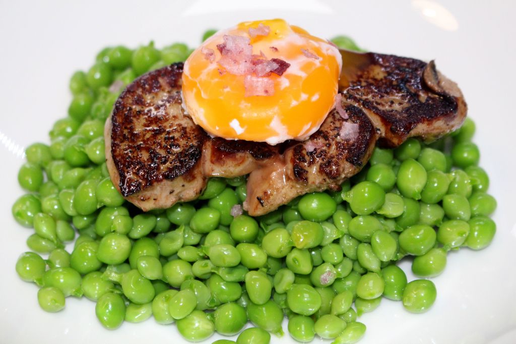 Guisantes con pato y huevo poche