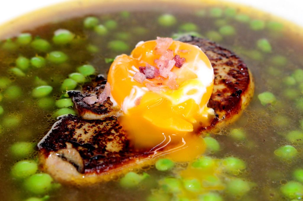 Guisantes con pato y huevo poche