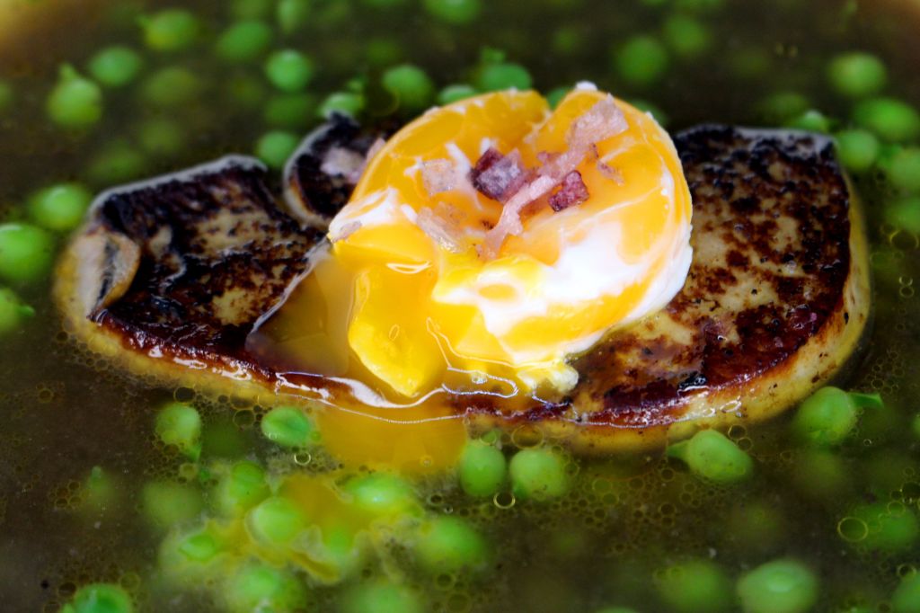Guisantes con pato y huevo poche