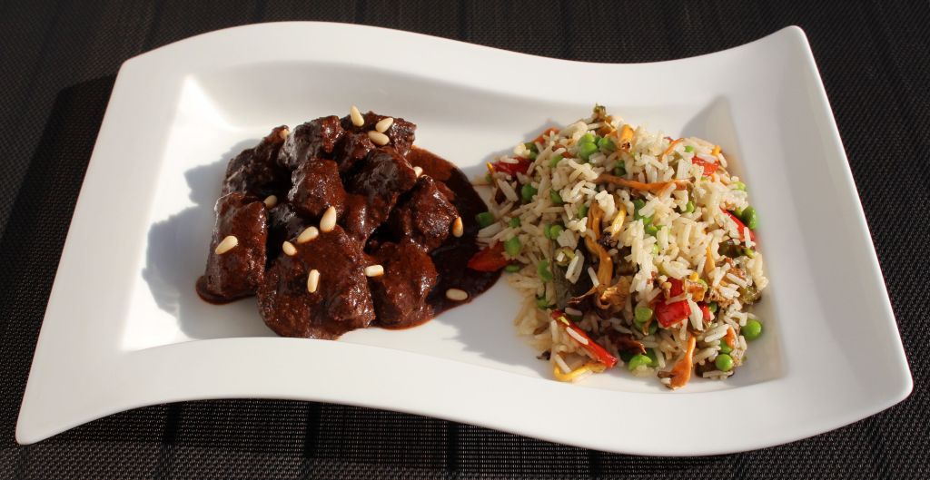 Jabalí con mole apiñonado