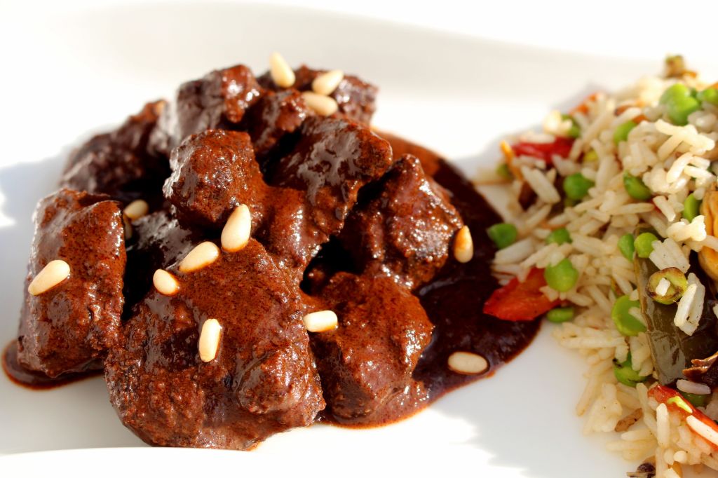 Jabalí con mole apiñonado