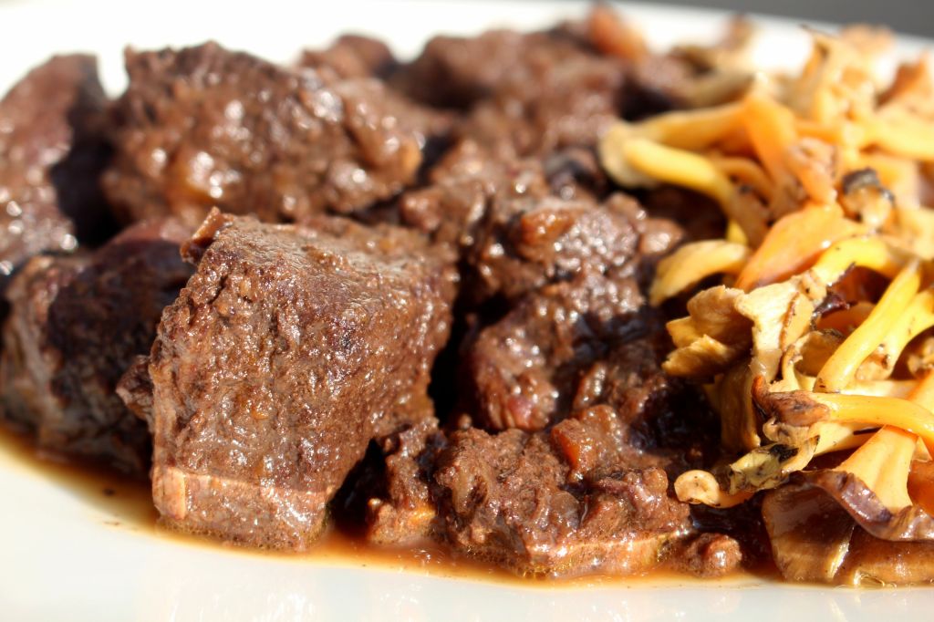 Jabalí guisado con cacao y arándanos