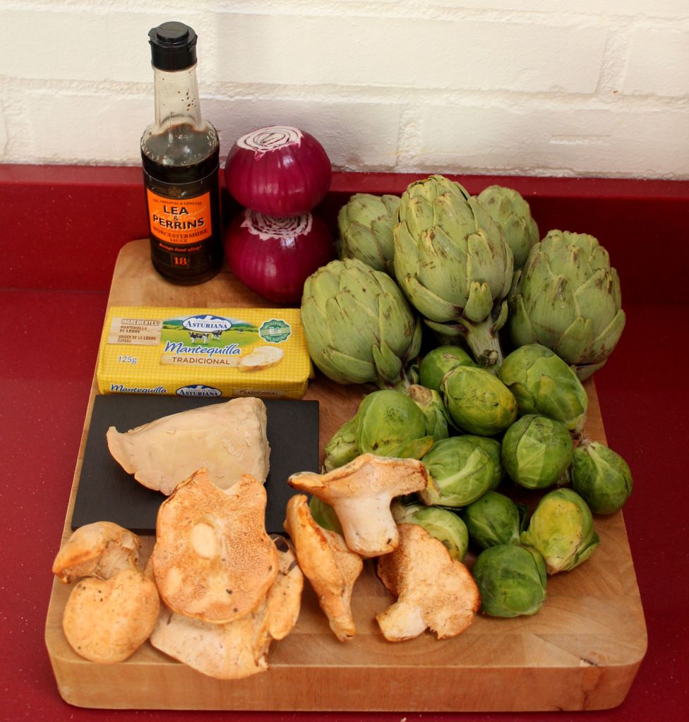 Coles de Bruselas, alcachofas, setas y foie