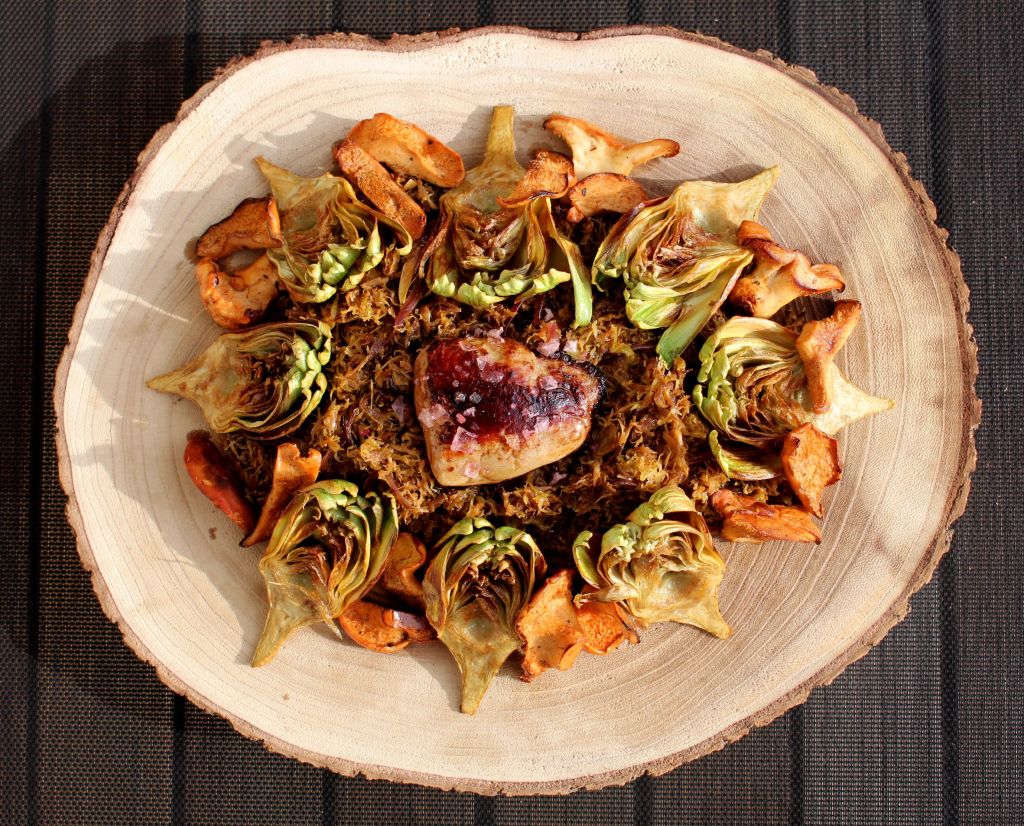 Coles de Bruselas, alcachofas, setas y foie