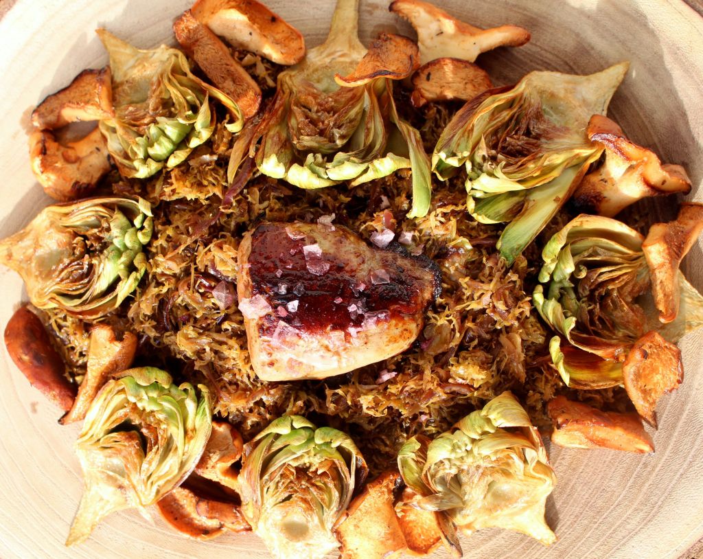 Coles de Bruselas, alcachofas, setas y foie