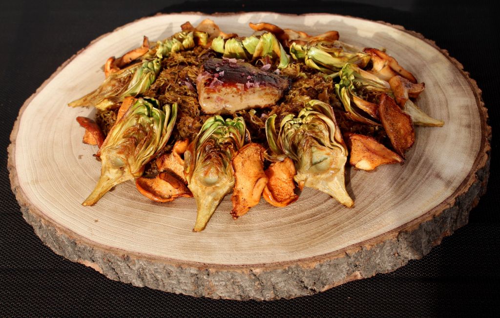 Coles de Bruselas, alcachofas, setas y foie