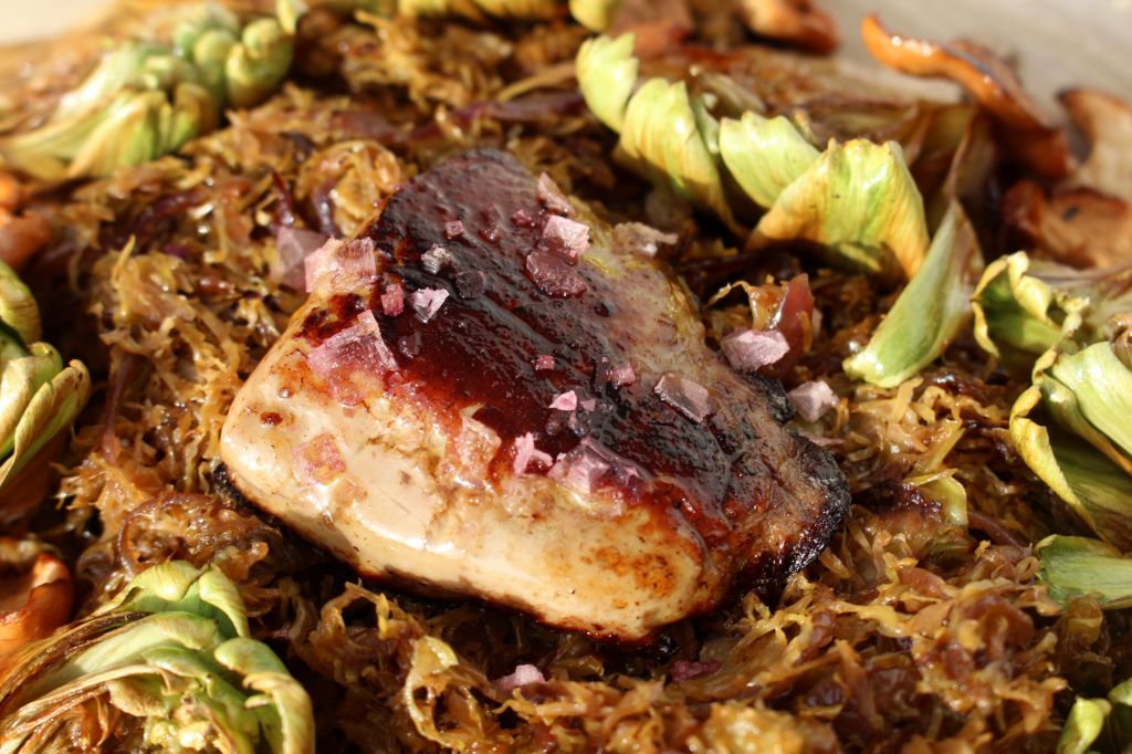 Coles de Bruselas, alcachofas, setas y foie