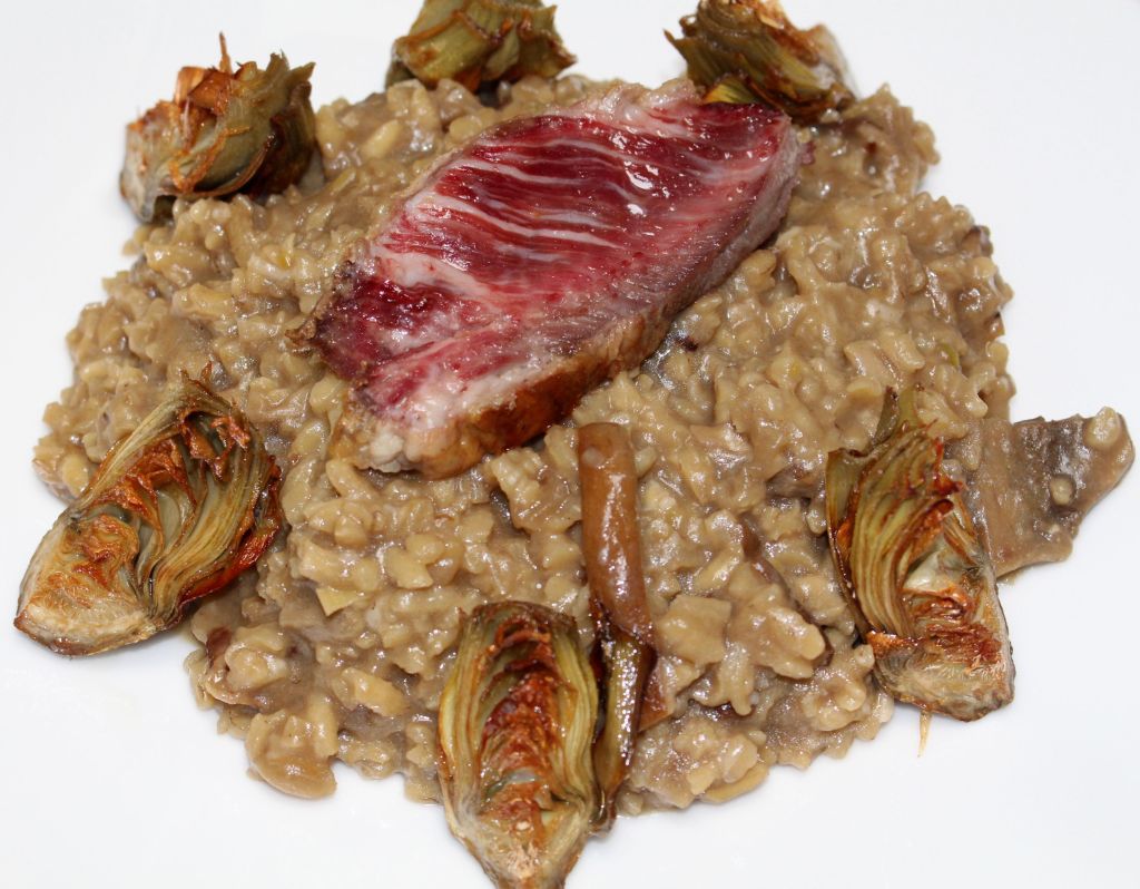 Risotto de boletus con presa ibérica y alcachofas