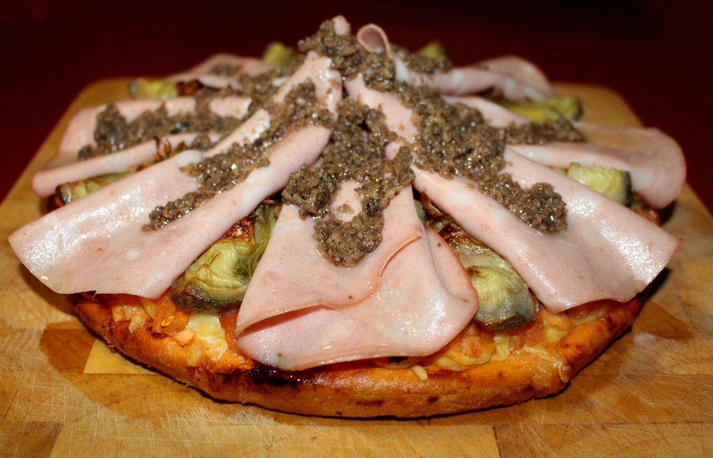 Pizza de mortadella y alcachofas trufada