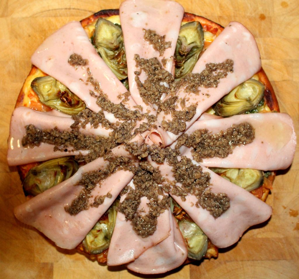 Pizza de mortadella y alcachofas trufada