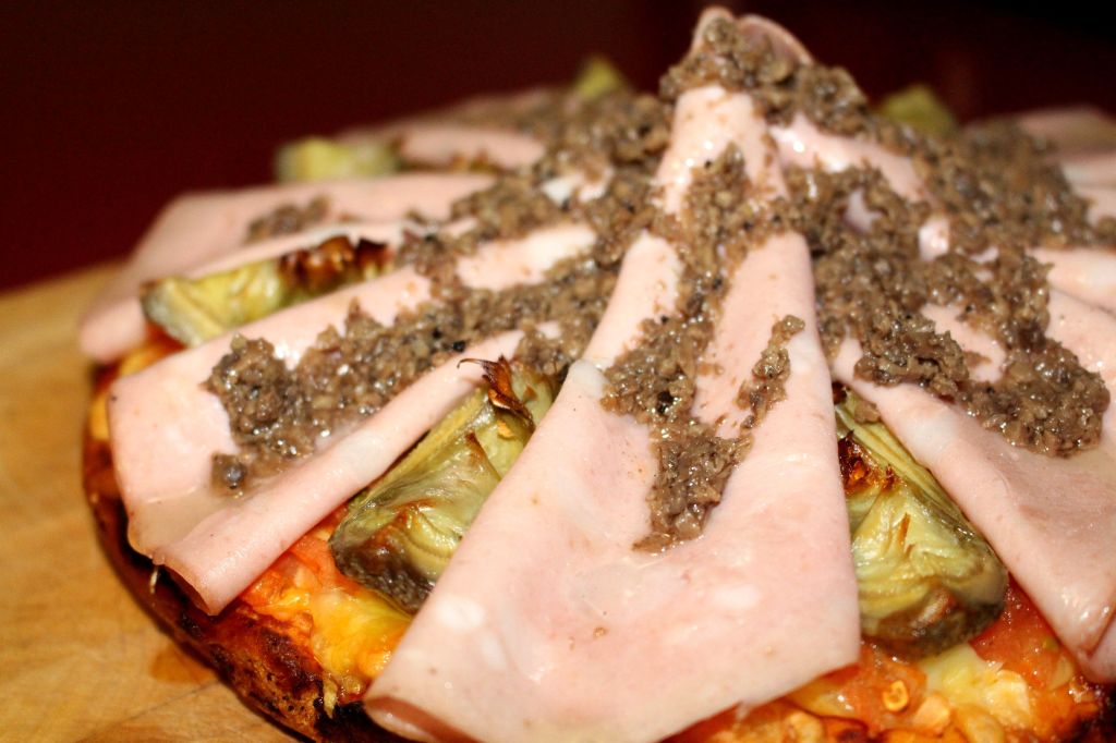 Pizza de mortadella y alcachofas trufada