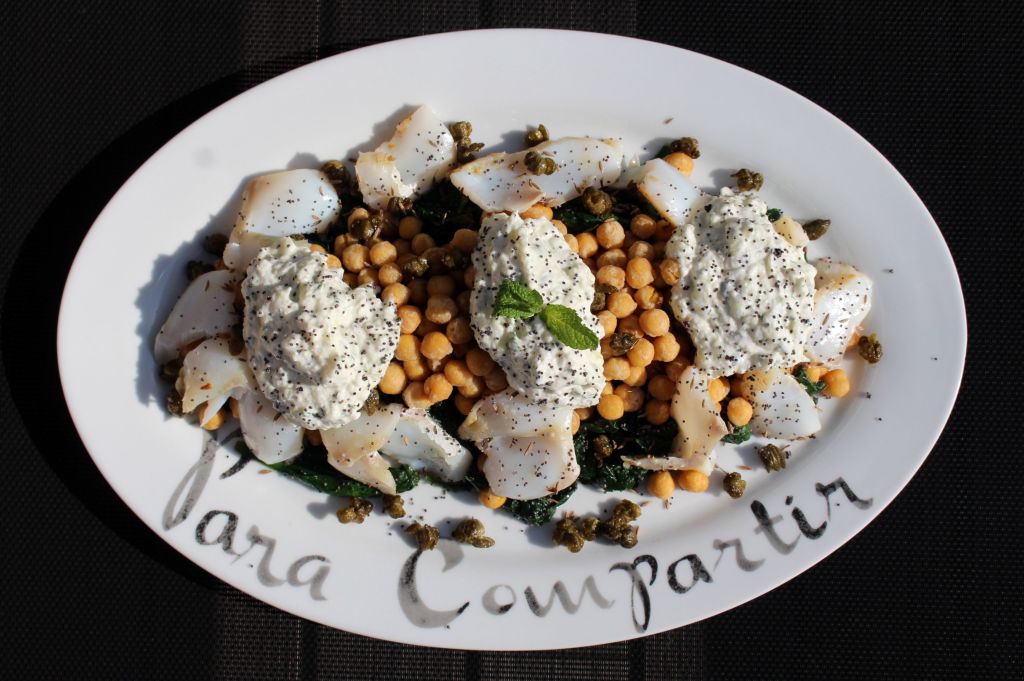 Ensalada de garbanzos, bacalao y espinacas
