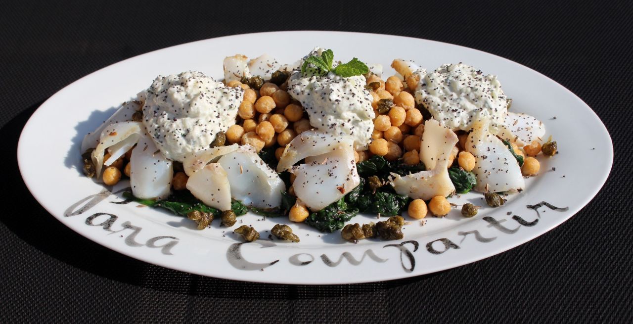 Ensalada de Garbanzos, Bacalao y Espinacas con&nbsp;Tzatziki