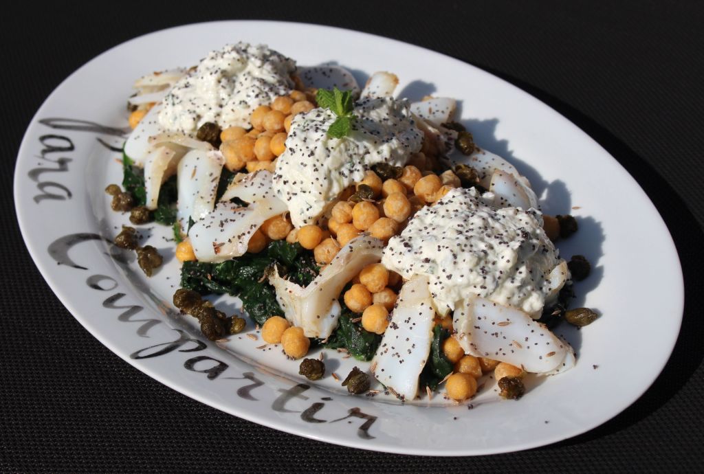 Ensalada de garbanzos, bacalao y espinacas