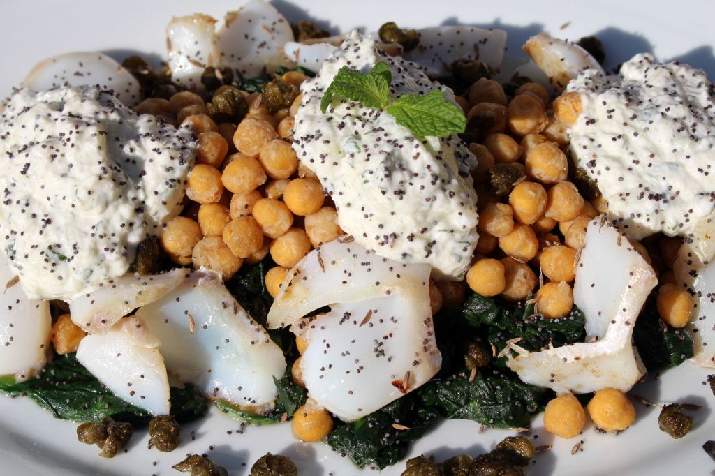 Ensalada de garbanzos, bacalao y espinacas
