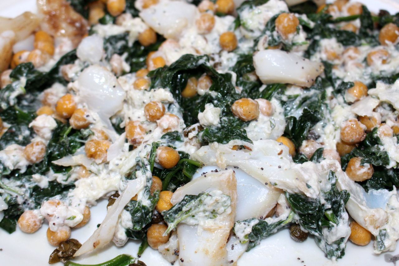 Ensalada de garbanzos, bacalao y espinacas