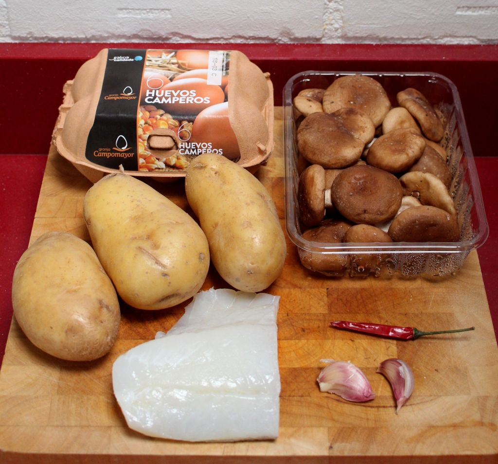 tortilla de patata, bacalao y setas