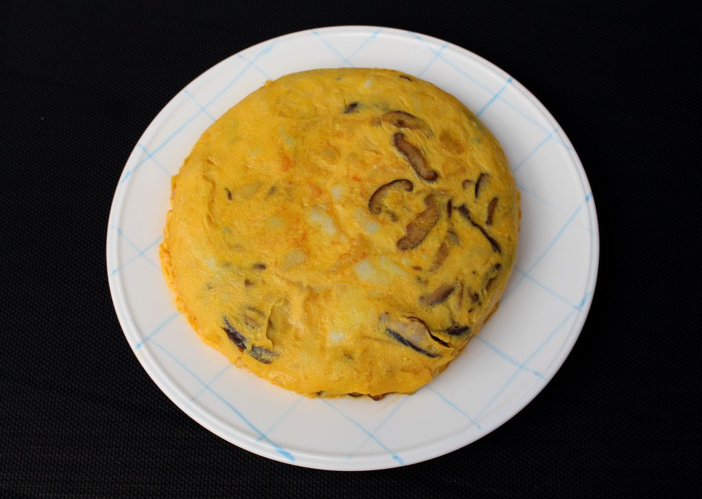 Tortilla de patatas, bacalao y setas
