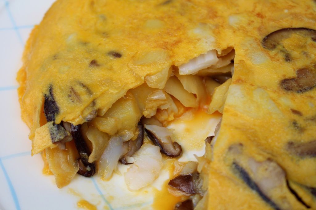 Tortilla de patatas, bacalao y setas