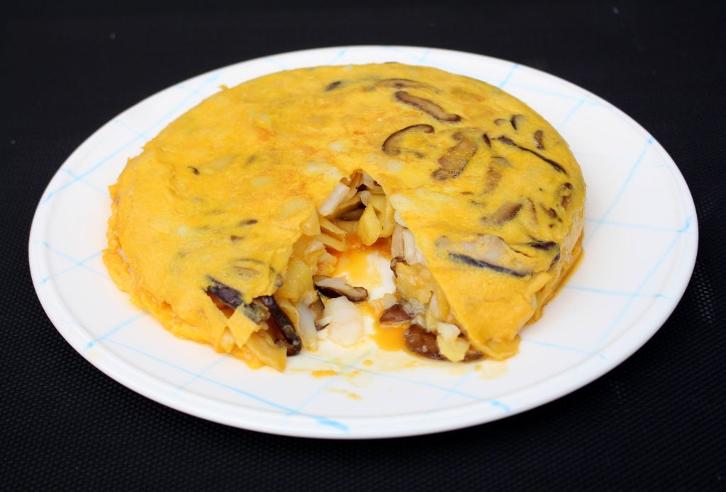 Tortilla de patatas, bacalao y setas