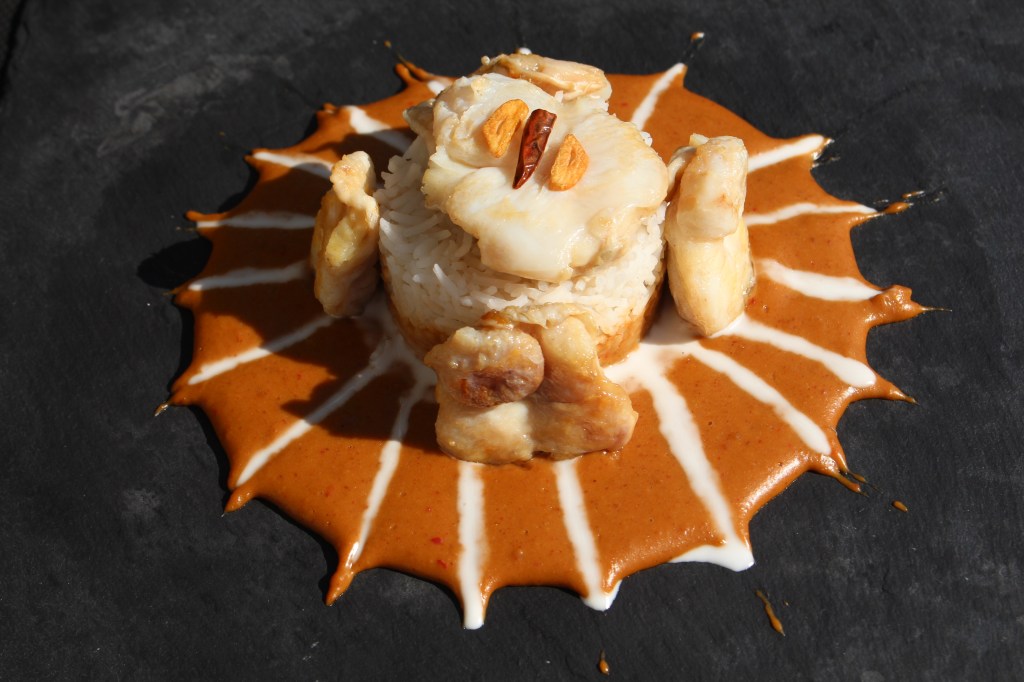 Cocochas confitadas con salsa de cacahuete