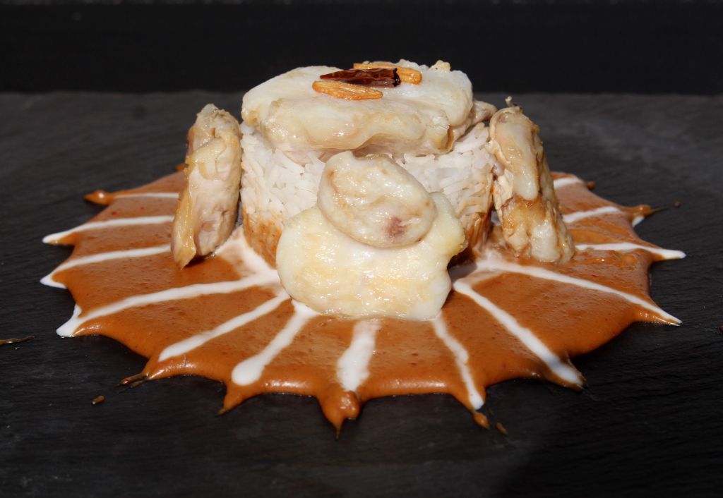 Cocochas confitadas con salsa de cacahuete