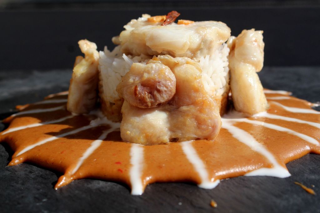 Cocochas con salsa de cacahuete