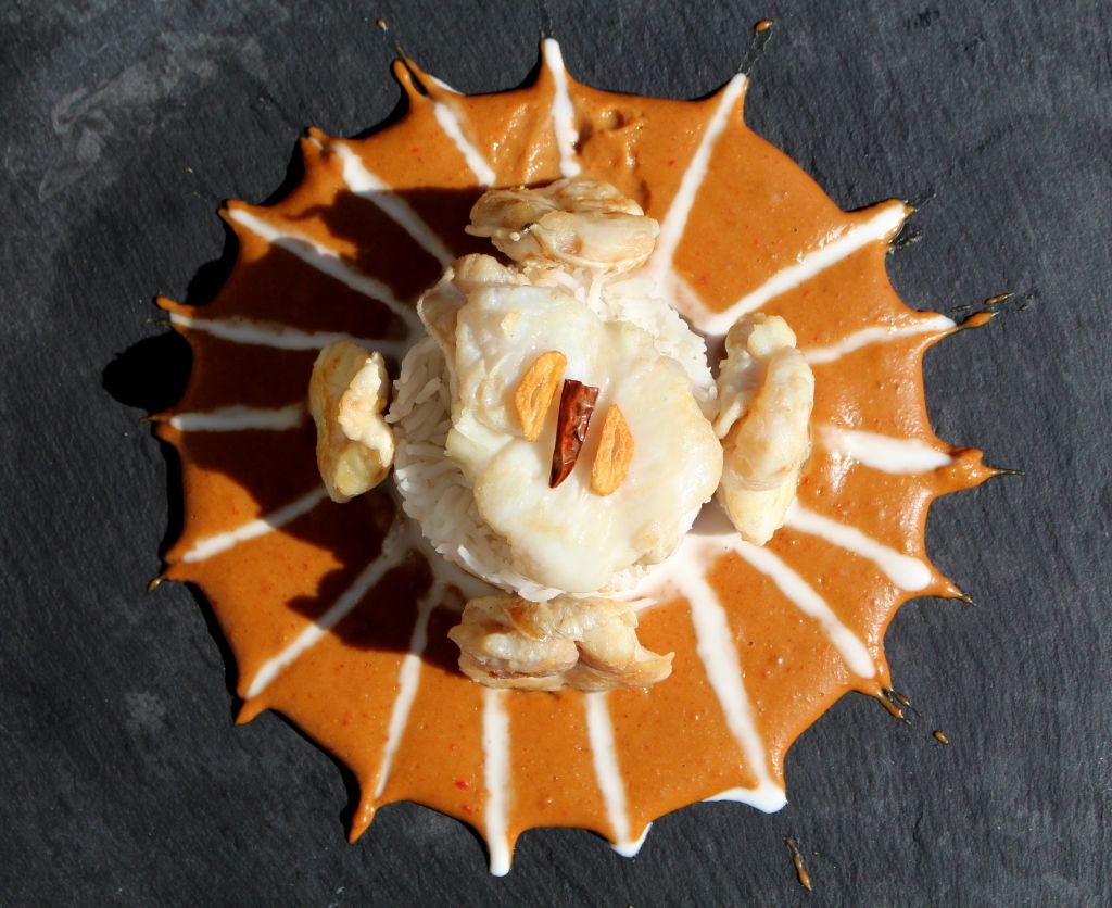 Cocochas confitadas con salsa de cacahuete