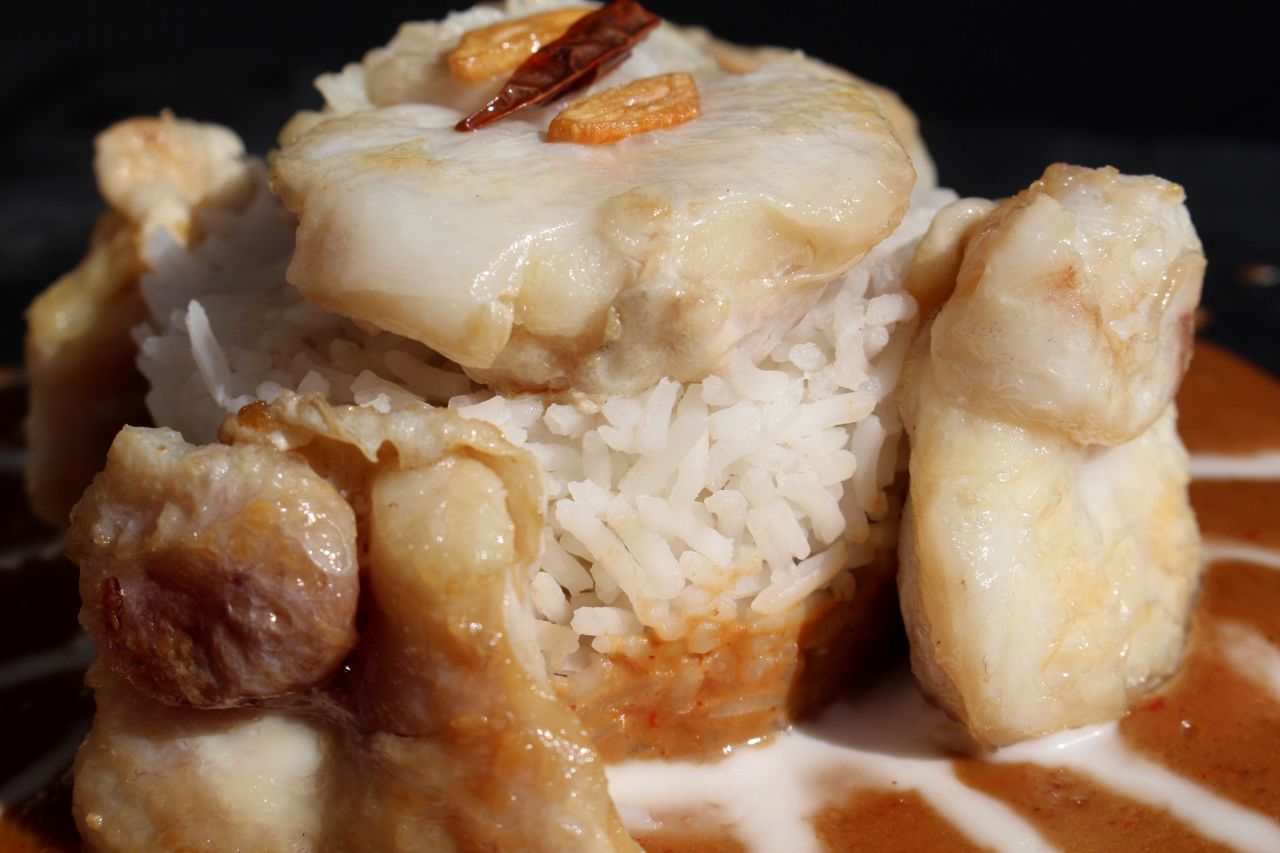 Cocochas confitadas con salsa de cacahuete