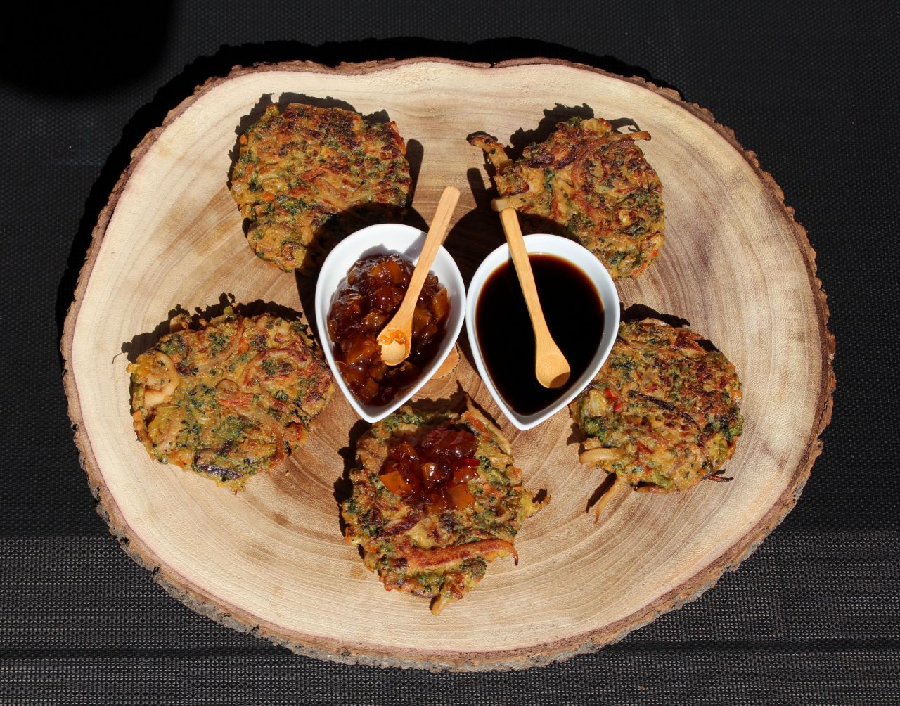 Tortitas Vegetales con Calamar y Chutney de Mango