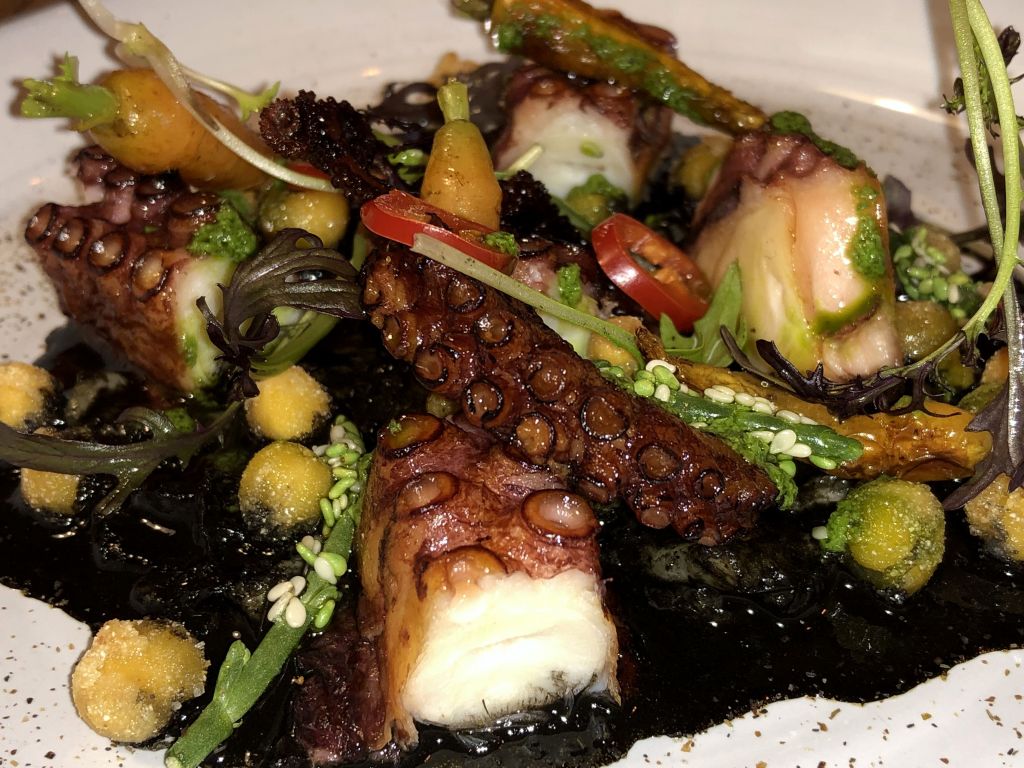 pulpo con guiso de tripa de bacalao