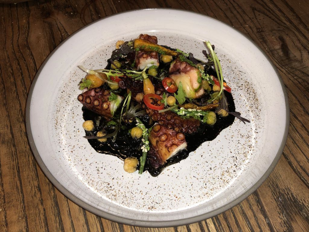 pulpo con guiso de tripa de bacalao