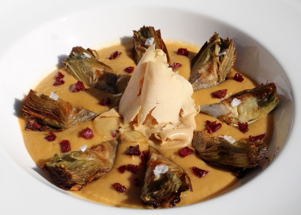 Puré de repollo, alcachofas, foie y cecina