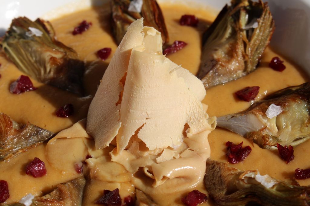 Puré de repollo, alcachofas, foie y cecina