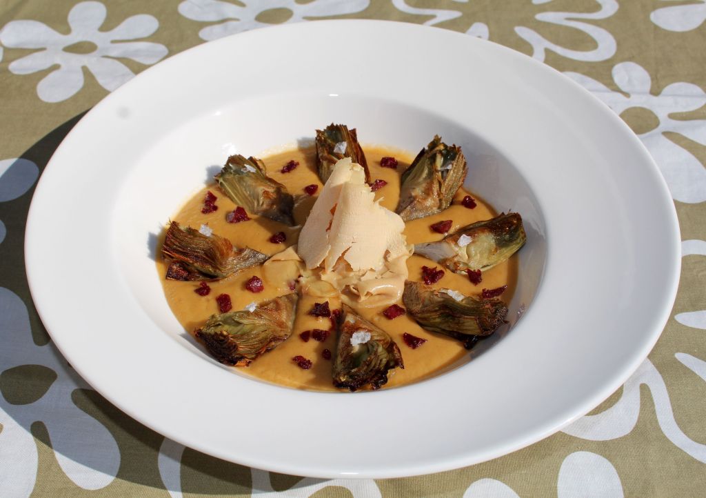 Puré de repollo, alcachofas, foie y cecina