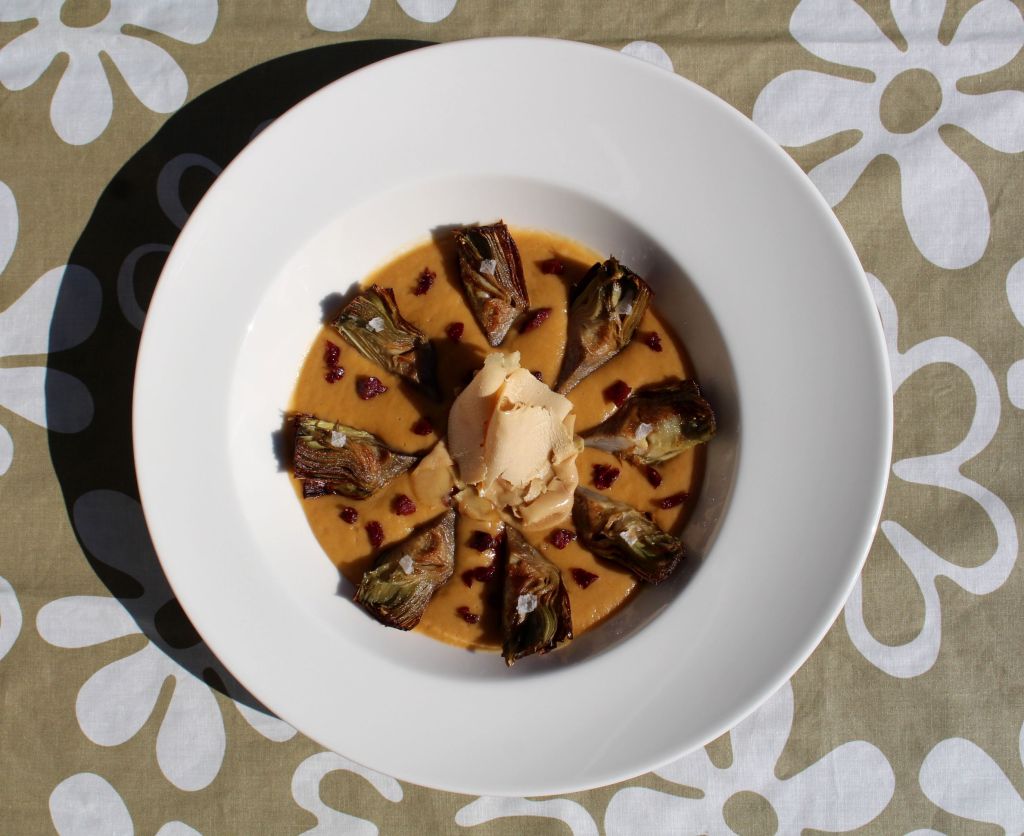 Puré de repollo, alcachofas, foie y cecina