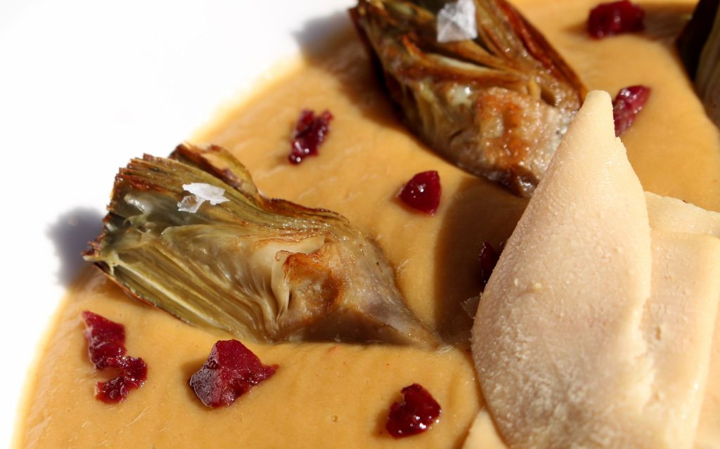 Puré de repollo, alcachofas, foie y cecina