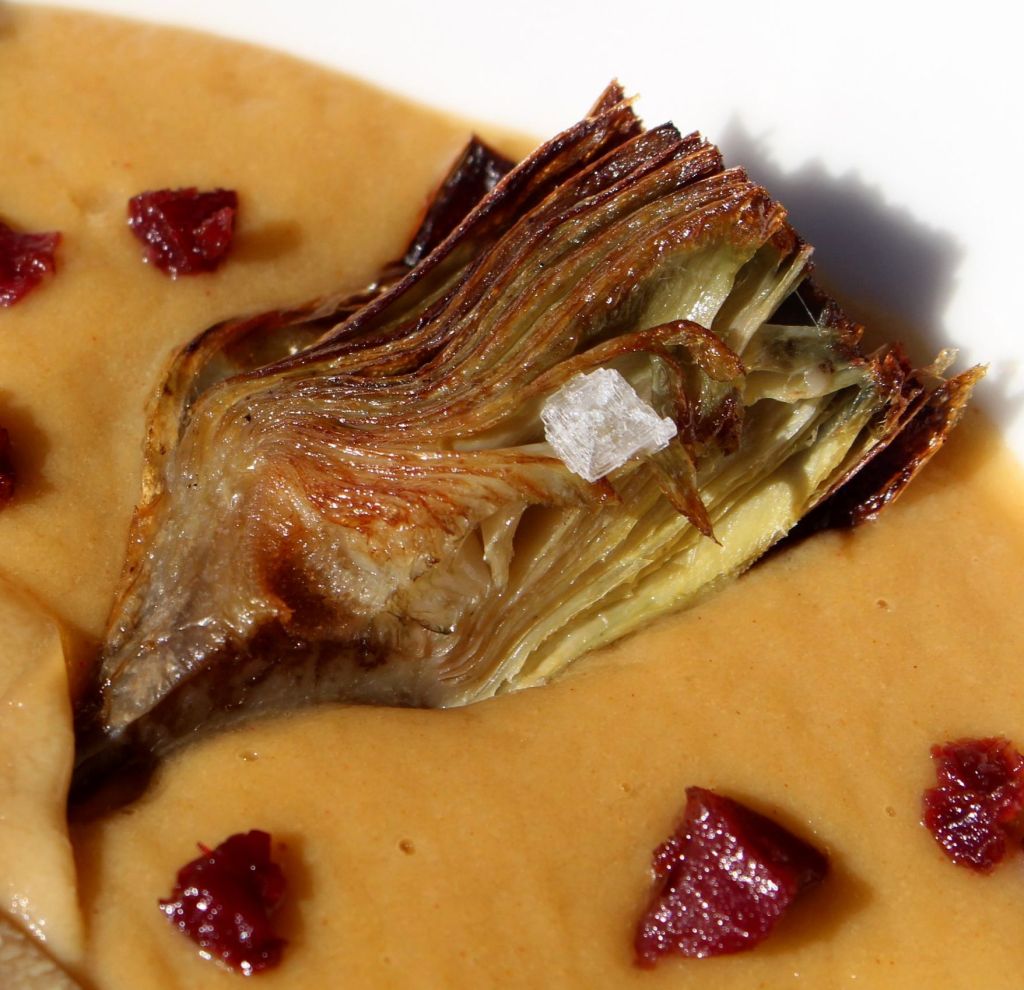 Puré de repollo, alcachofas, foie y cecina