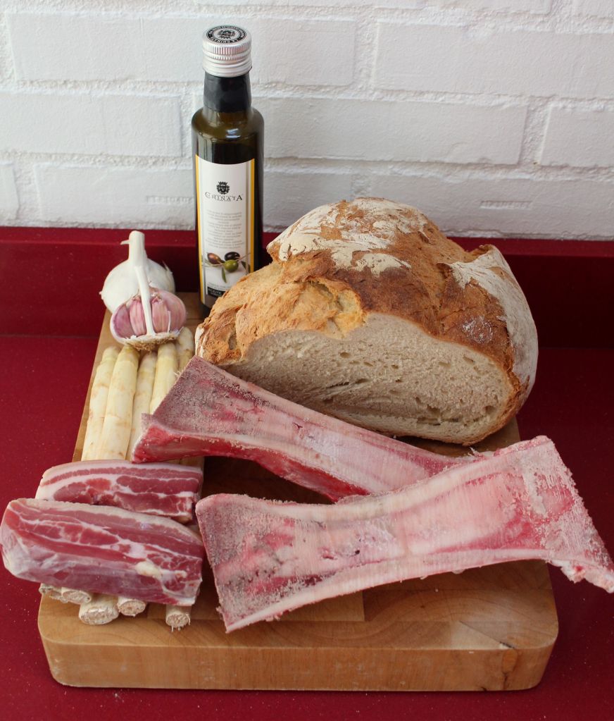 Tuétano, migas, espárrago y ajo asado