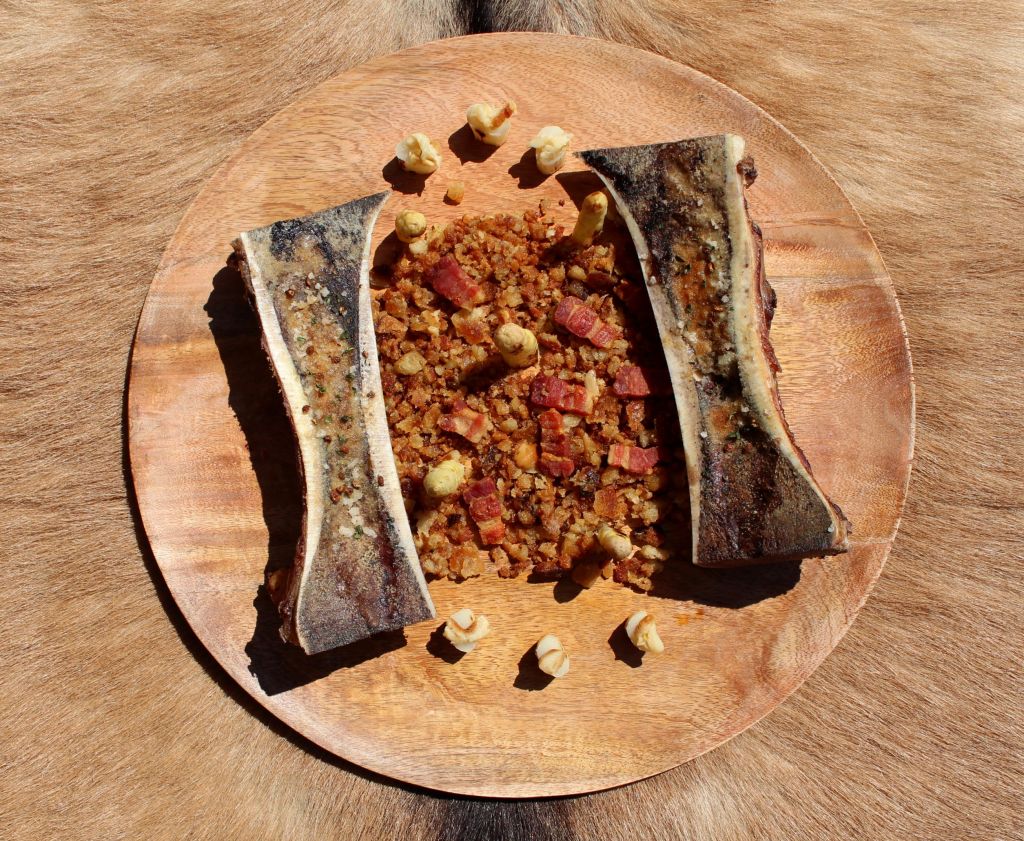 Túetano, migas, espárrago y ajo asado