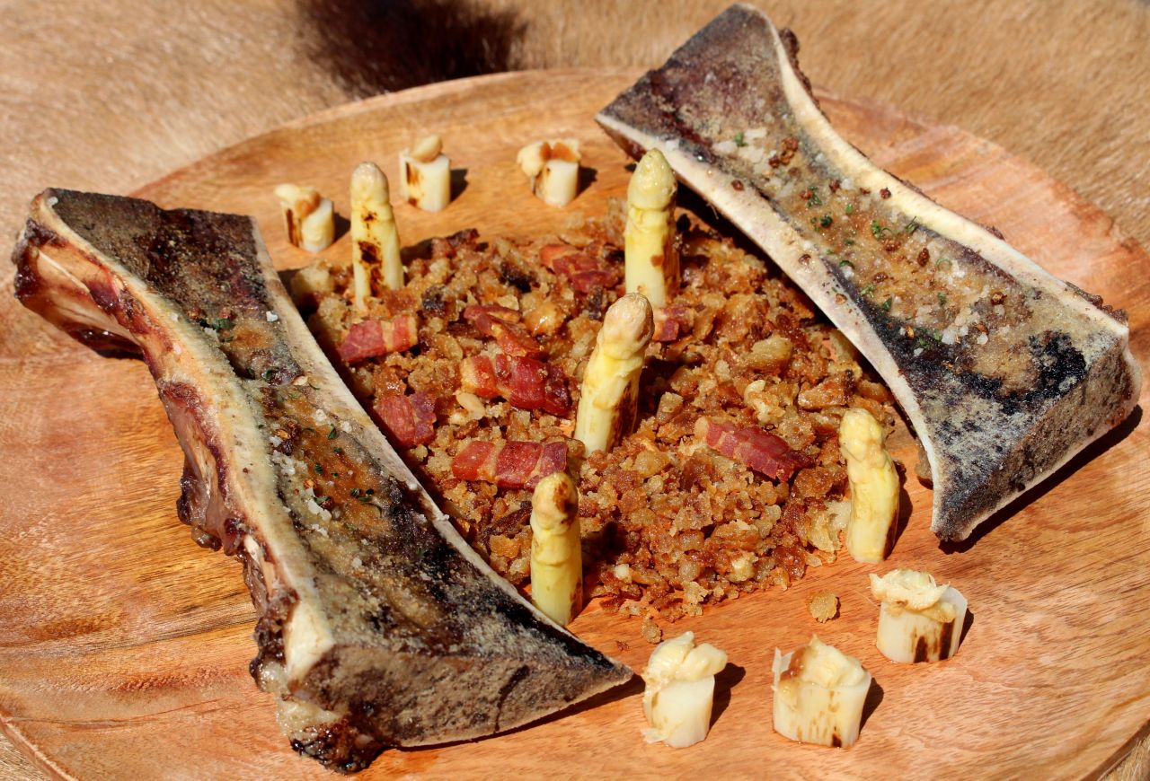 Tuétano, migas, espárrago y ajo asado