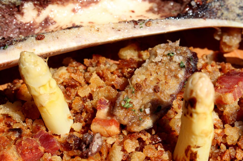 Tuétano, migas, espárrago y ajo asado