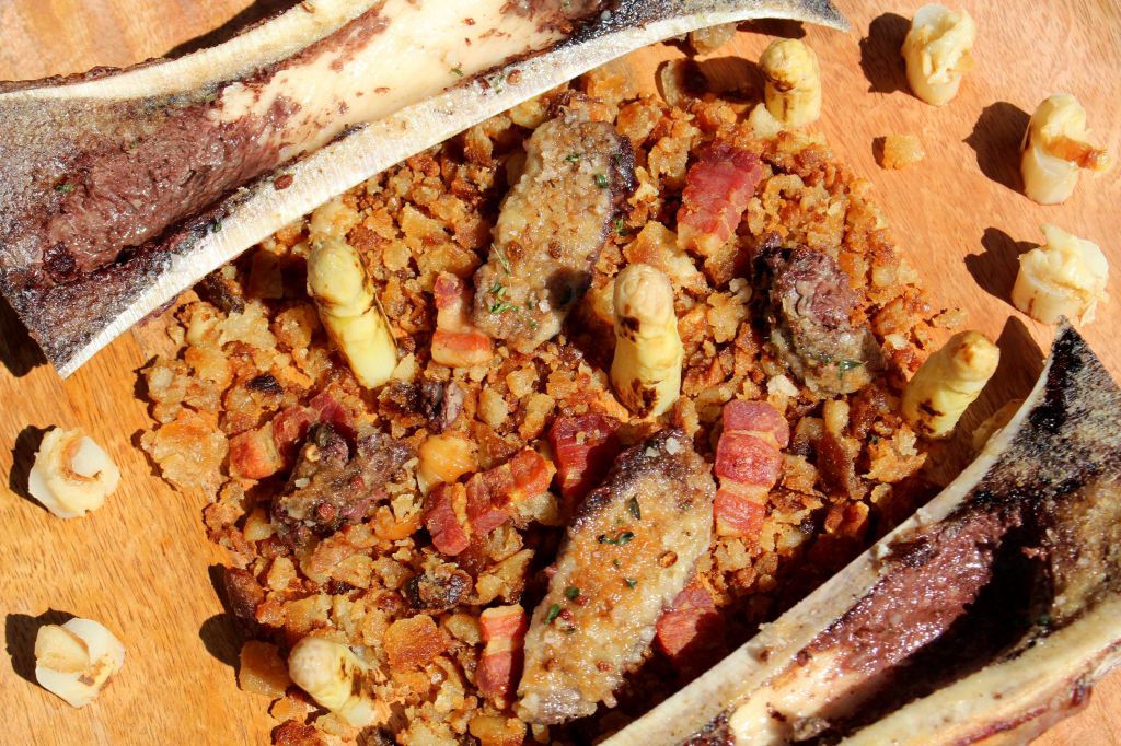 Tuétano, migas, espárrago y ajo asado