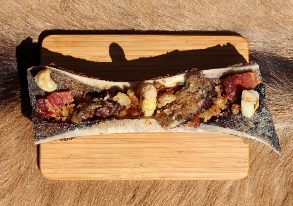 Tuétano, migas, espárrago y ajo asado