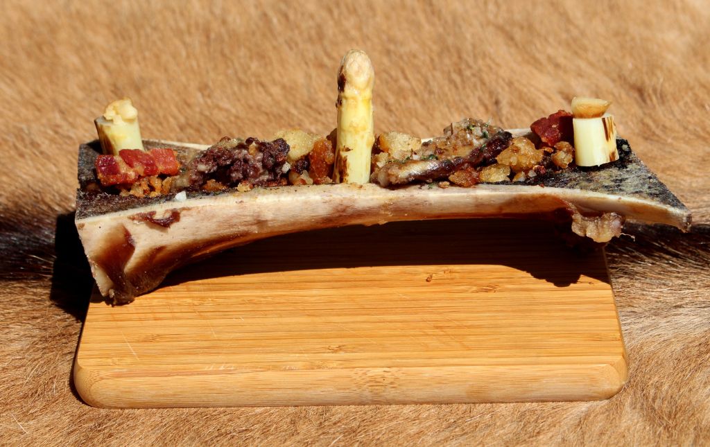 Tuétano, migas, espárrago y ajo asado