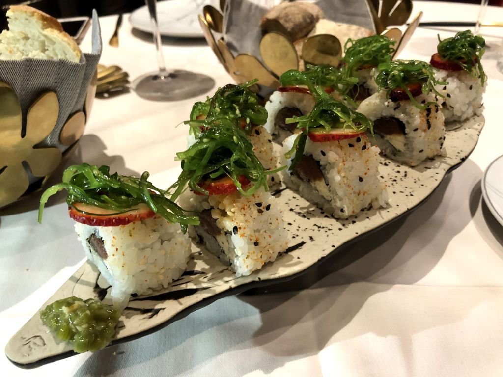 uramaki de atun rojo y fresa