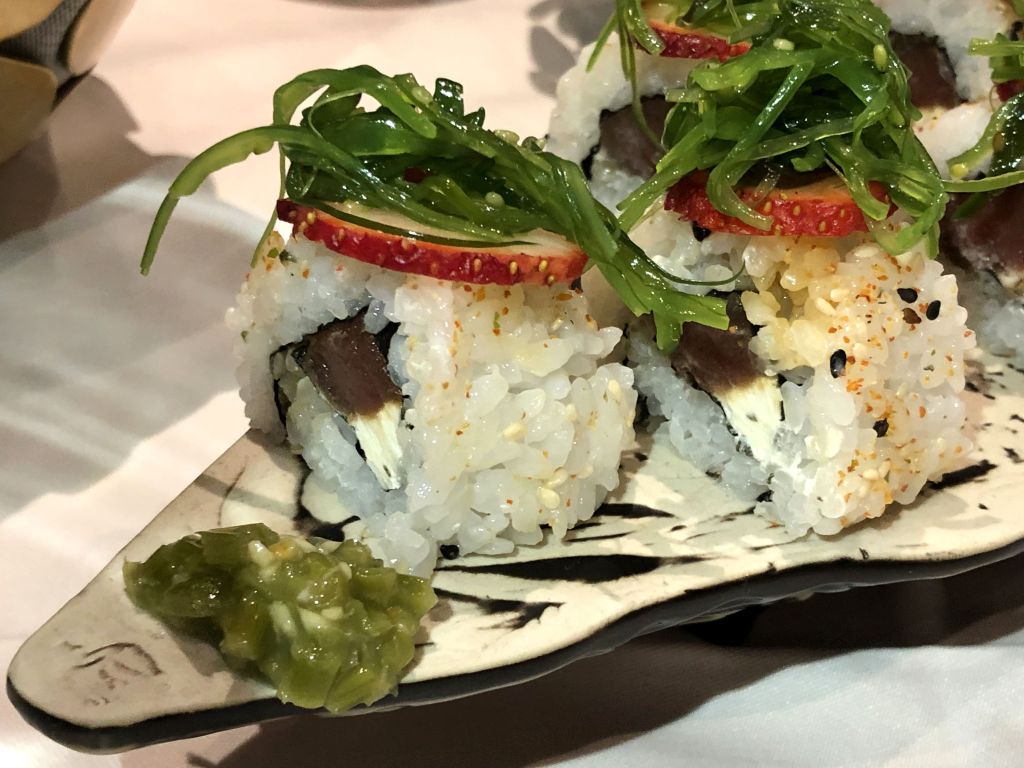 uramaki de atun rojo y fresa