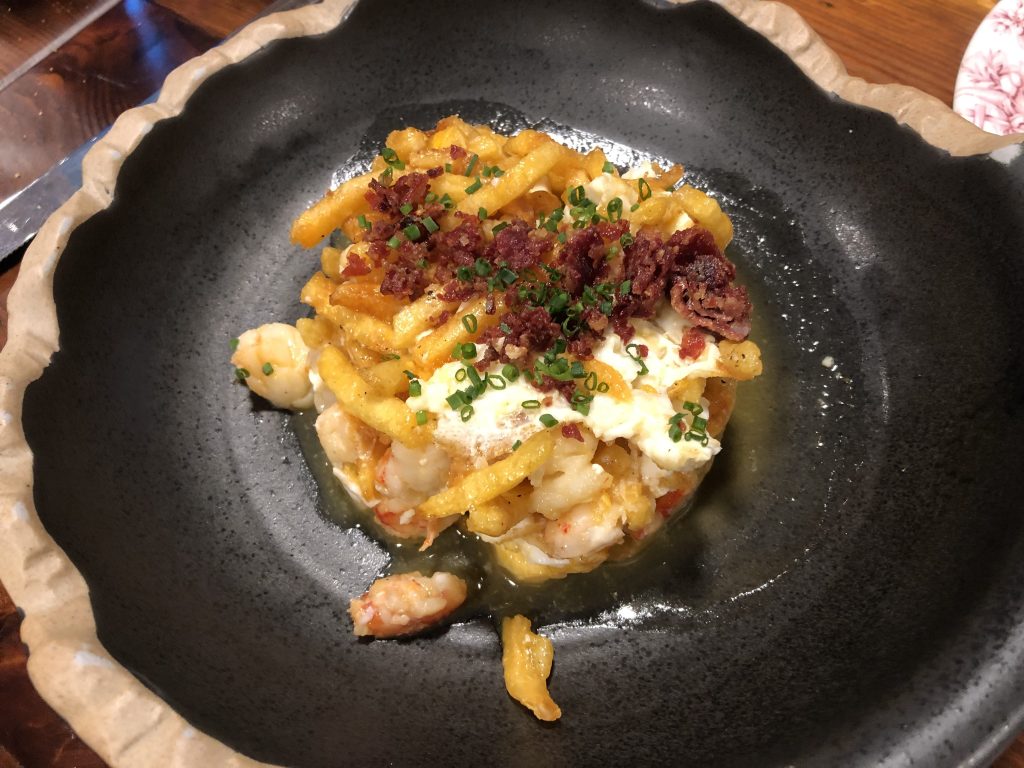 Huevos rotos con gambas al ajillo y jamón