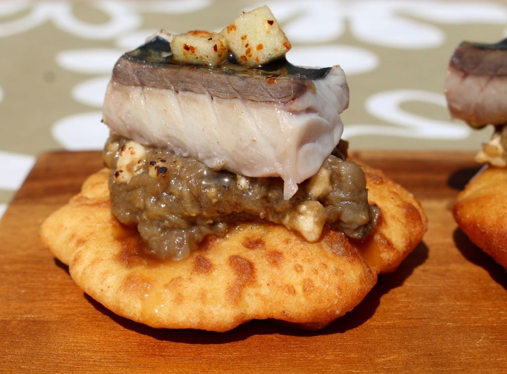 Caballa marinada, berenjena con Gamoneu y tortos