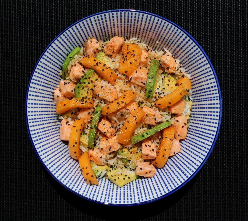 Ensalada de arroz, salmón y nísperos